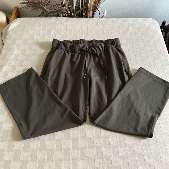 Lululemon On The Fly Crop 23” in Dark Olive - Picture 4 of 13